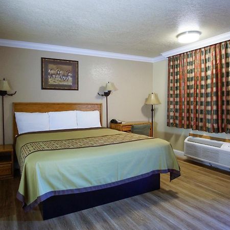 Burney Charm Motel & Suites מראה חיצוני תמונה