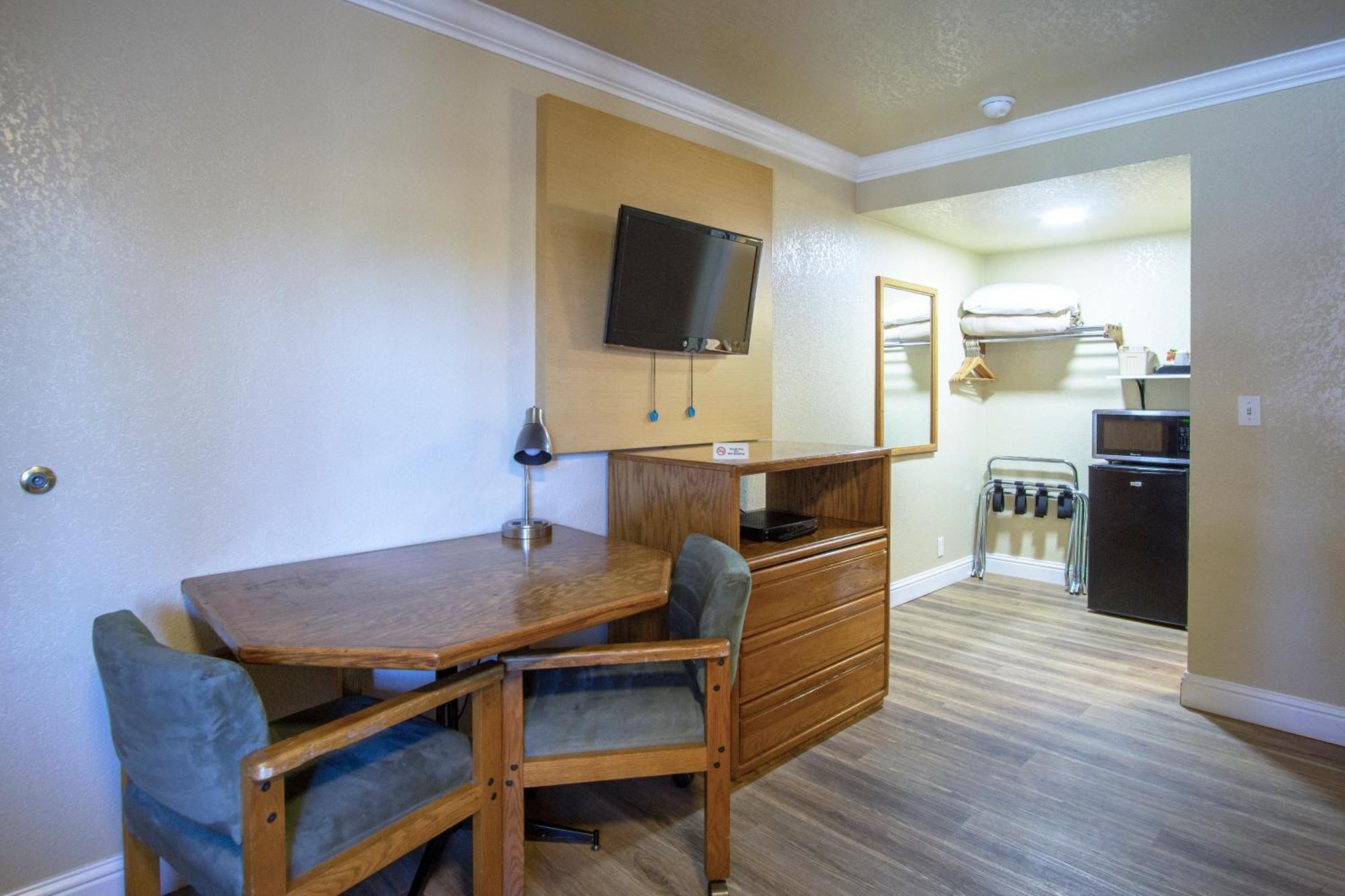 Burney Charm Motel & Suites מראה חיצוני תמונה