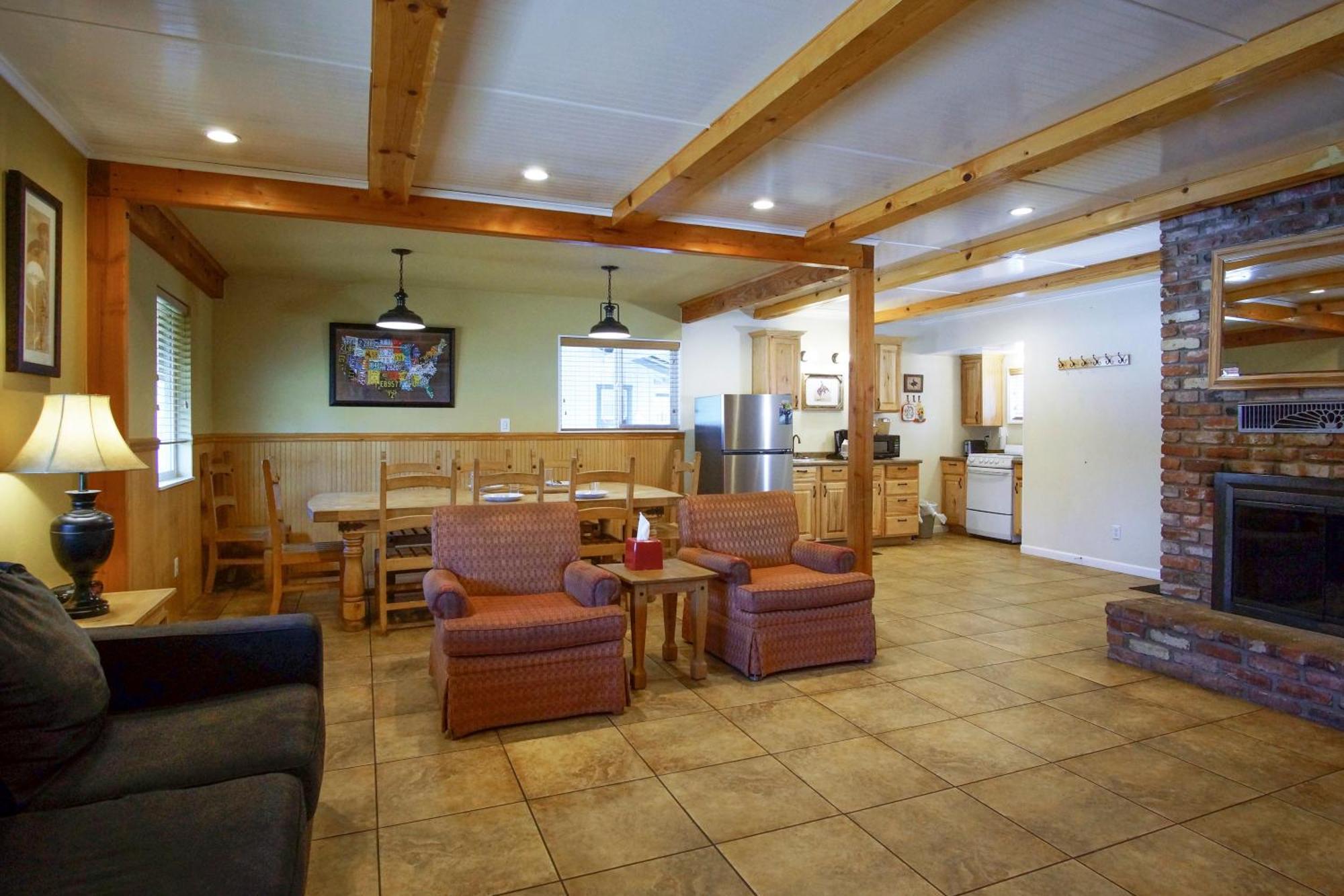 Burney Charm Motel & Suites מראה חיצוני תמונה