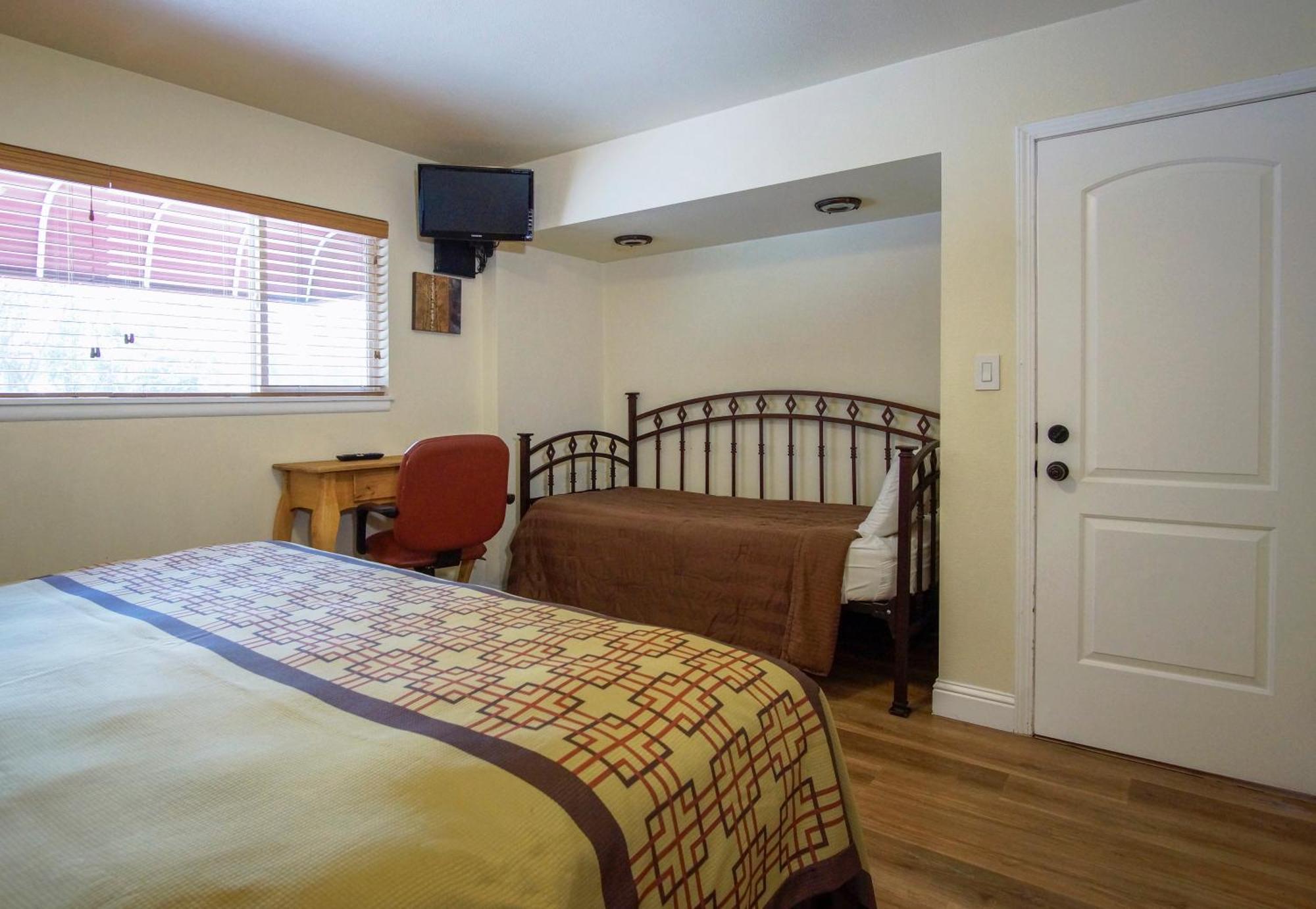 Burney Charm Motel & Suites מראה חיצוני תמונה