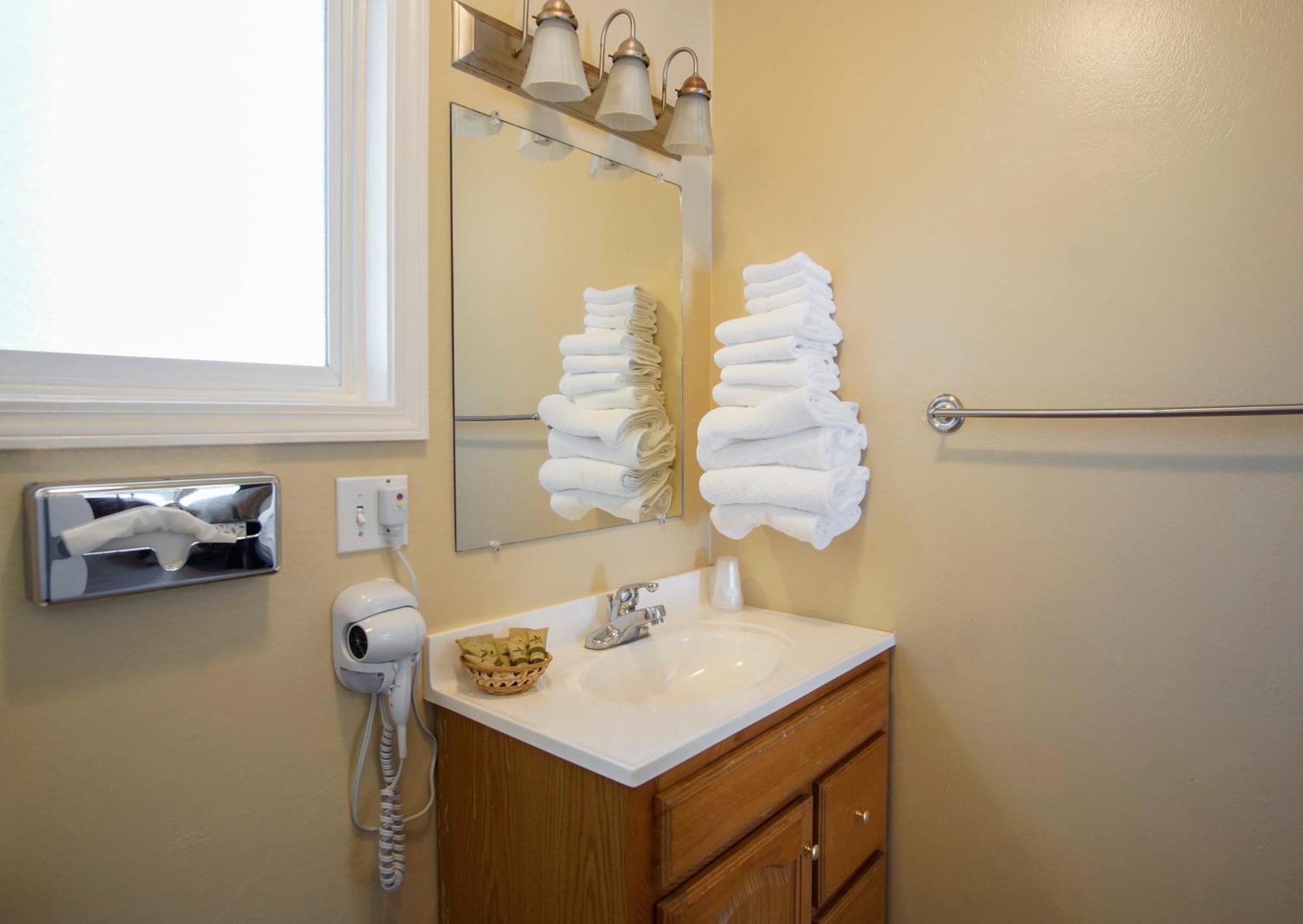 Burney Charm Motel & Suites מראה חיצוני תמונה