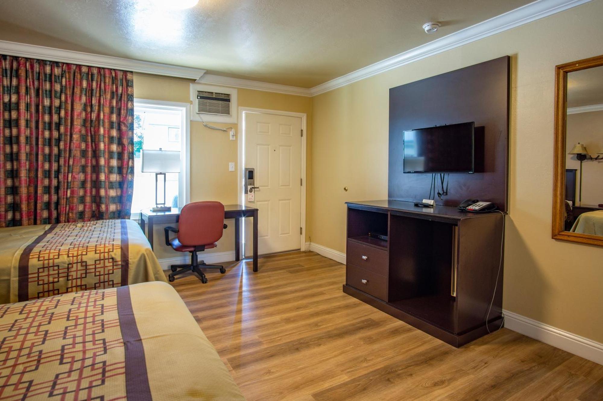 Burney Charm Motel & Suites מראה חיצוני תמונה