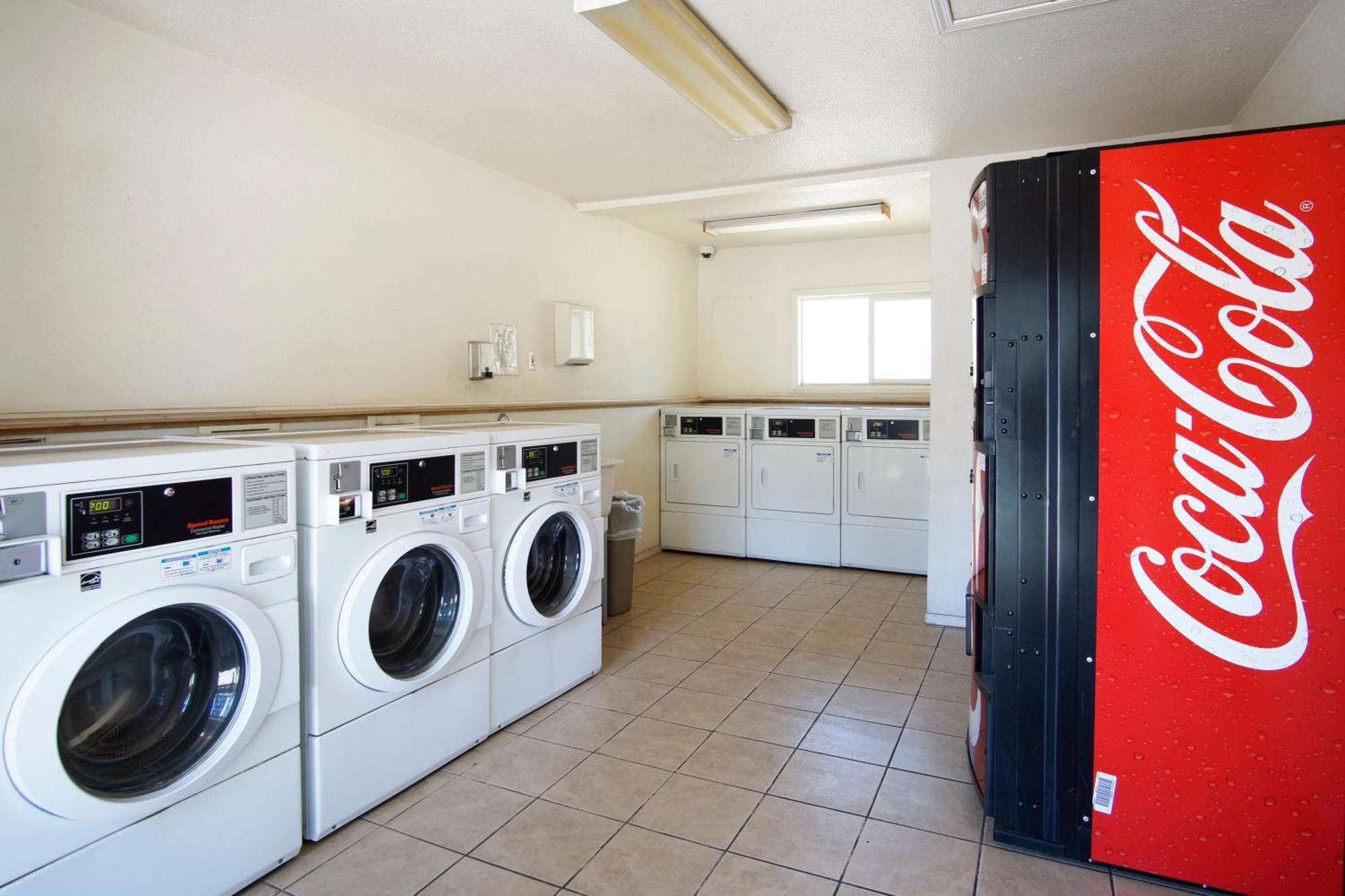 Burney Charm Motel & Suites מראה חיצוני תמונה