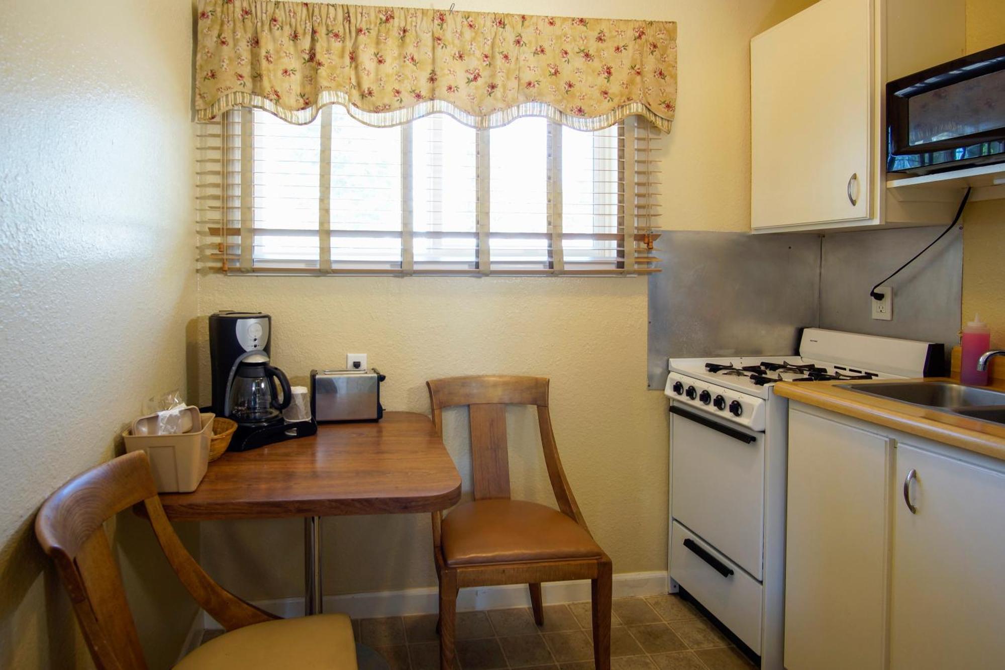 Burney Charm Motel & Suites מראה חיצוני תמונה