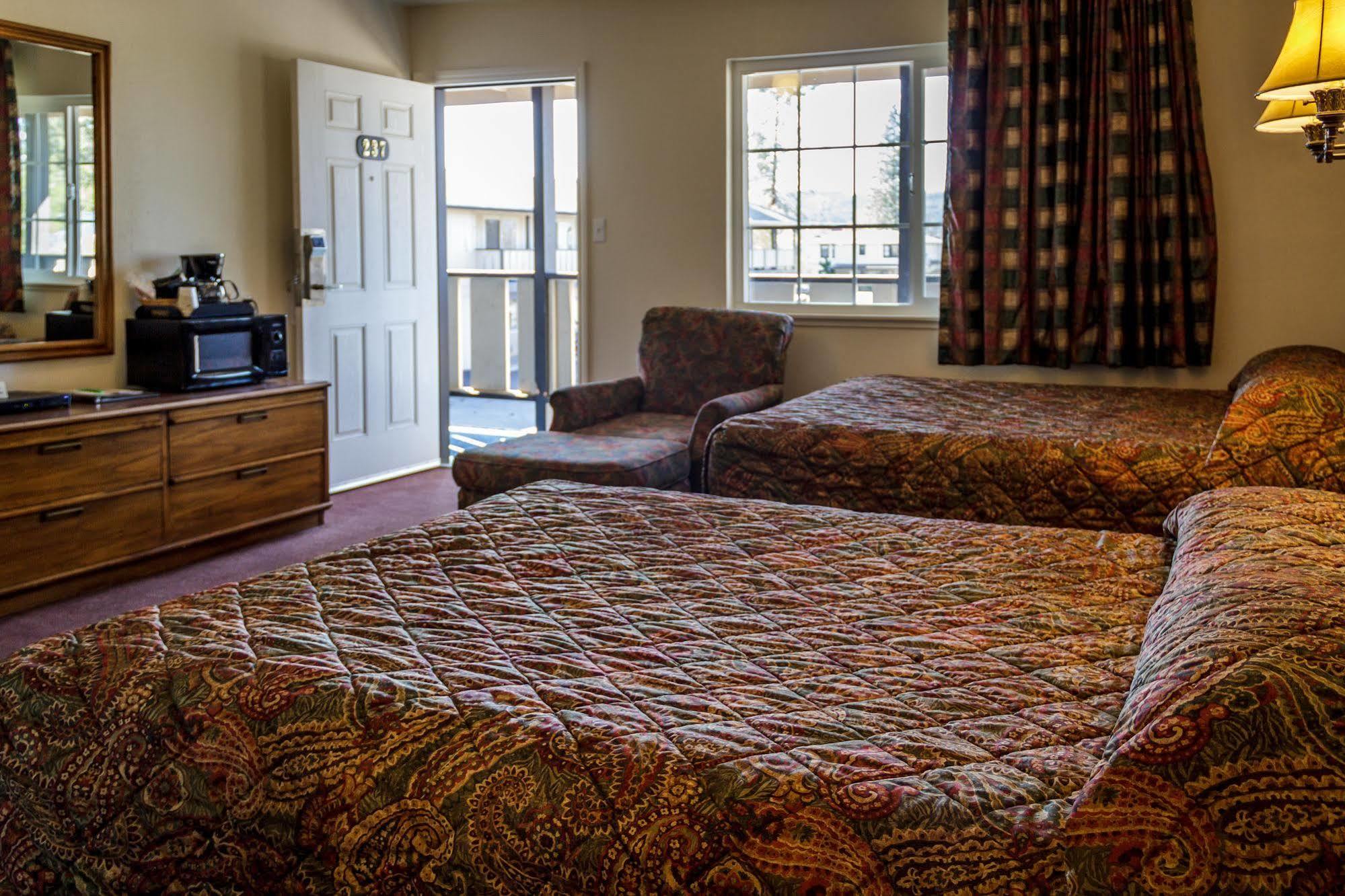 Burney Charm Motel & Suites מראה חיצוני תמונה