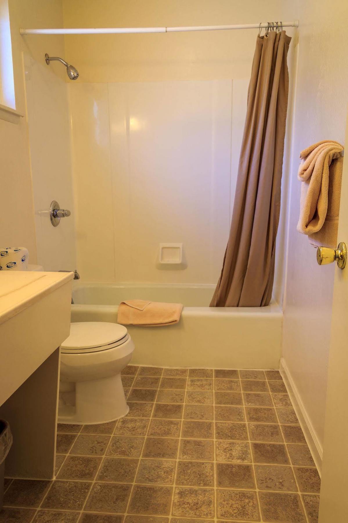 Burney Charm Motel & Suites מראה חיצוני תמונה