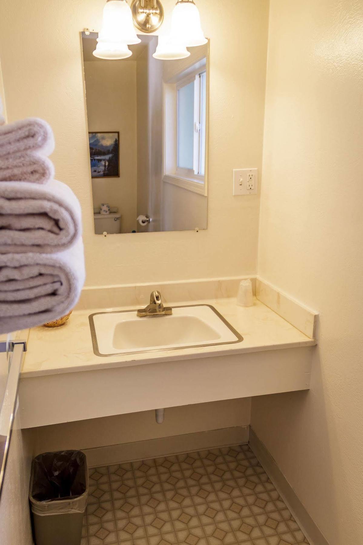 Burney Charm Motel & Suites מראה חיצוני תמונה