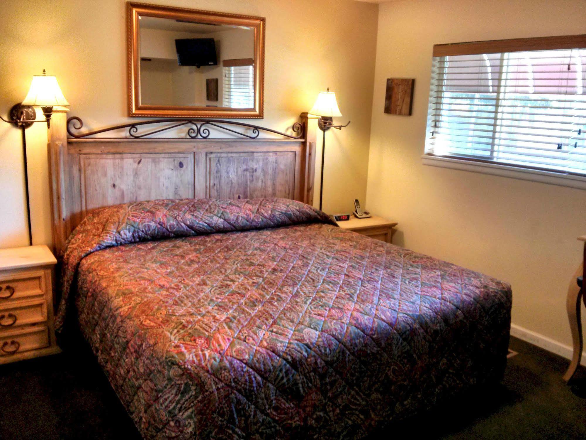 Burney Charm Motel & Suites מראה חיצוני תמונה