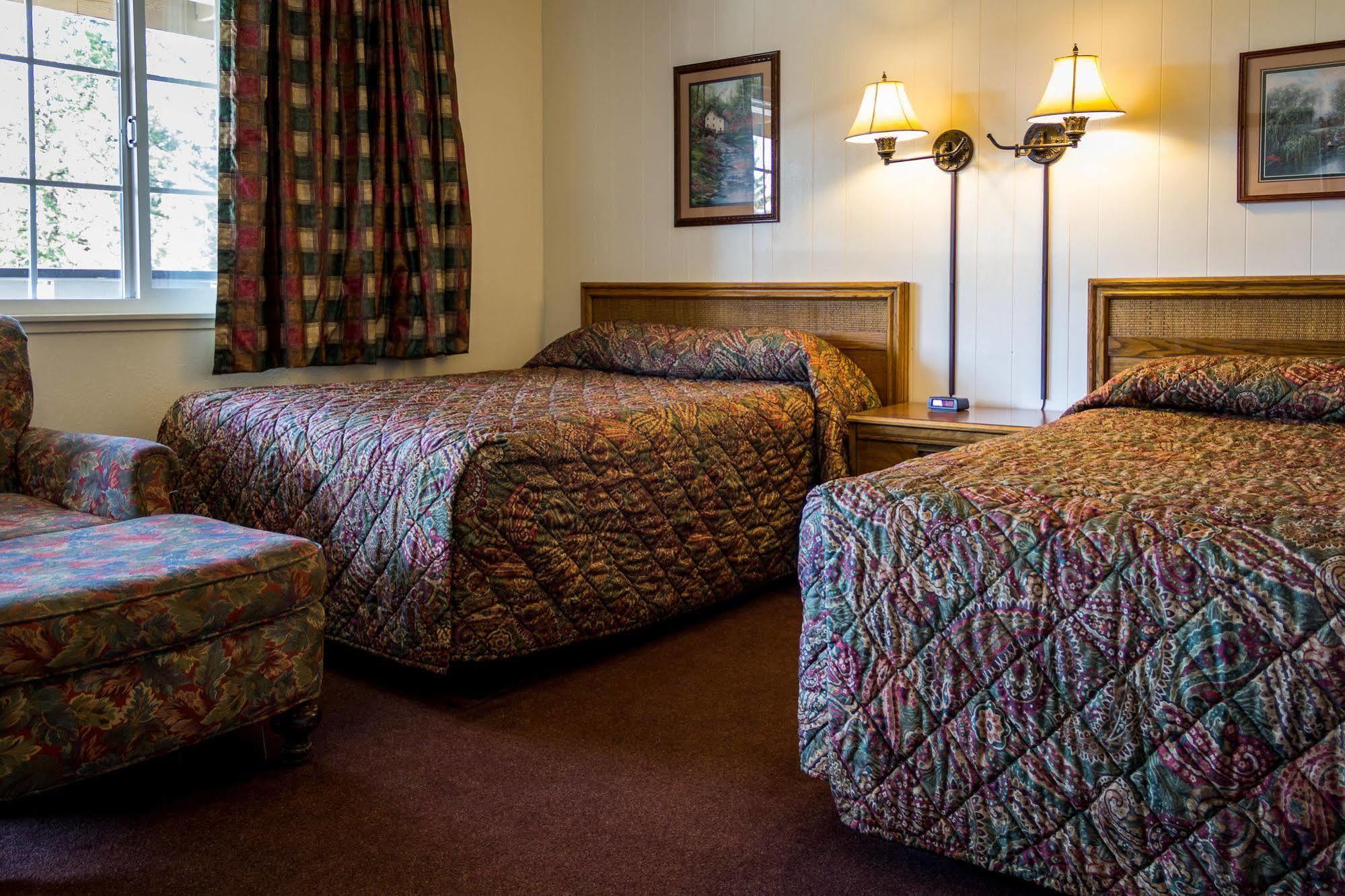 Burney Charm Motel & Suites מראה חיצוני תמונה