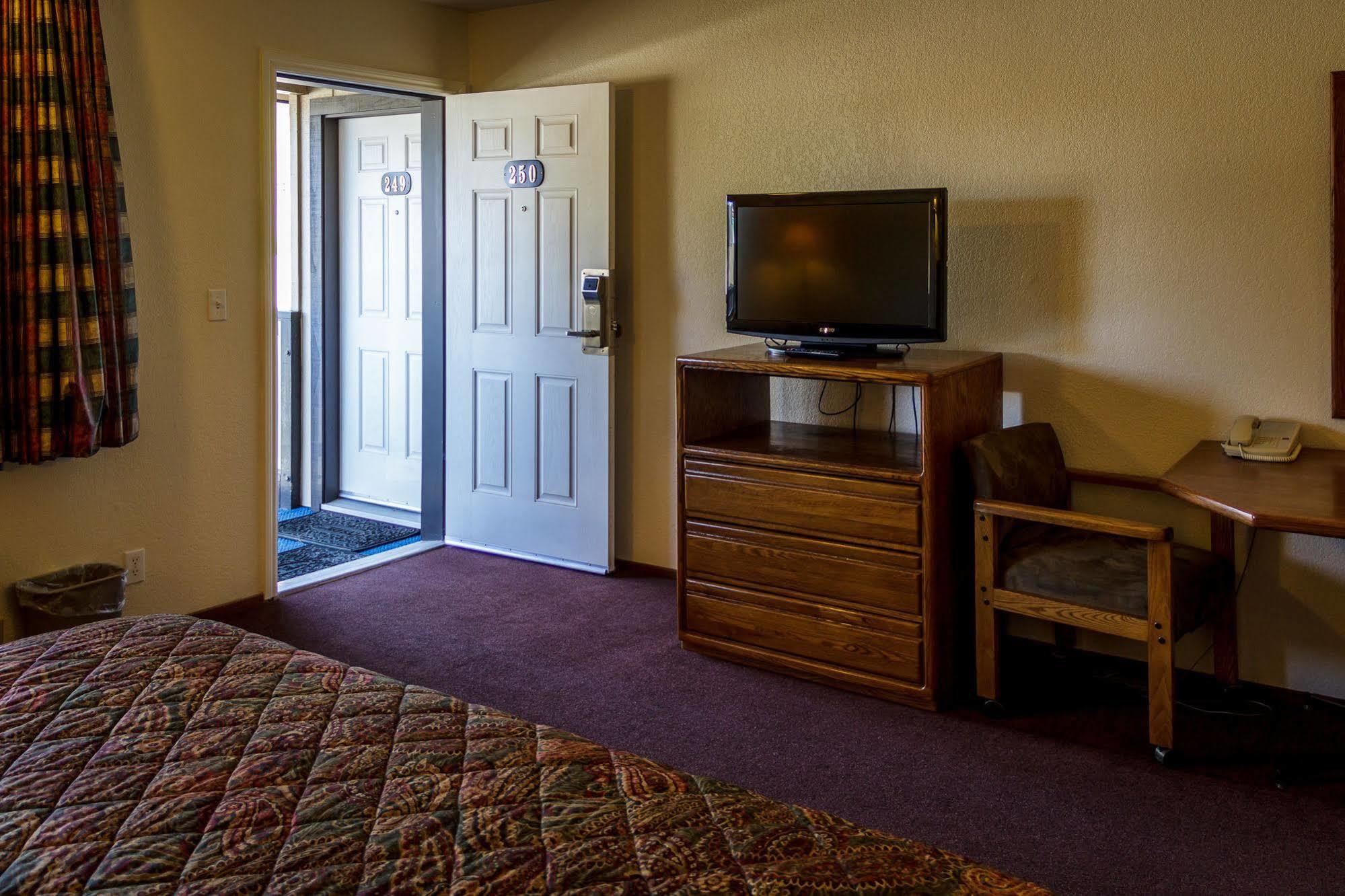 Burney Charm Motel & Suites מראה חיצוני תמונה