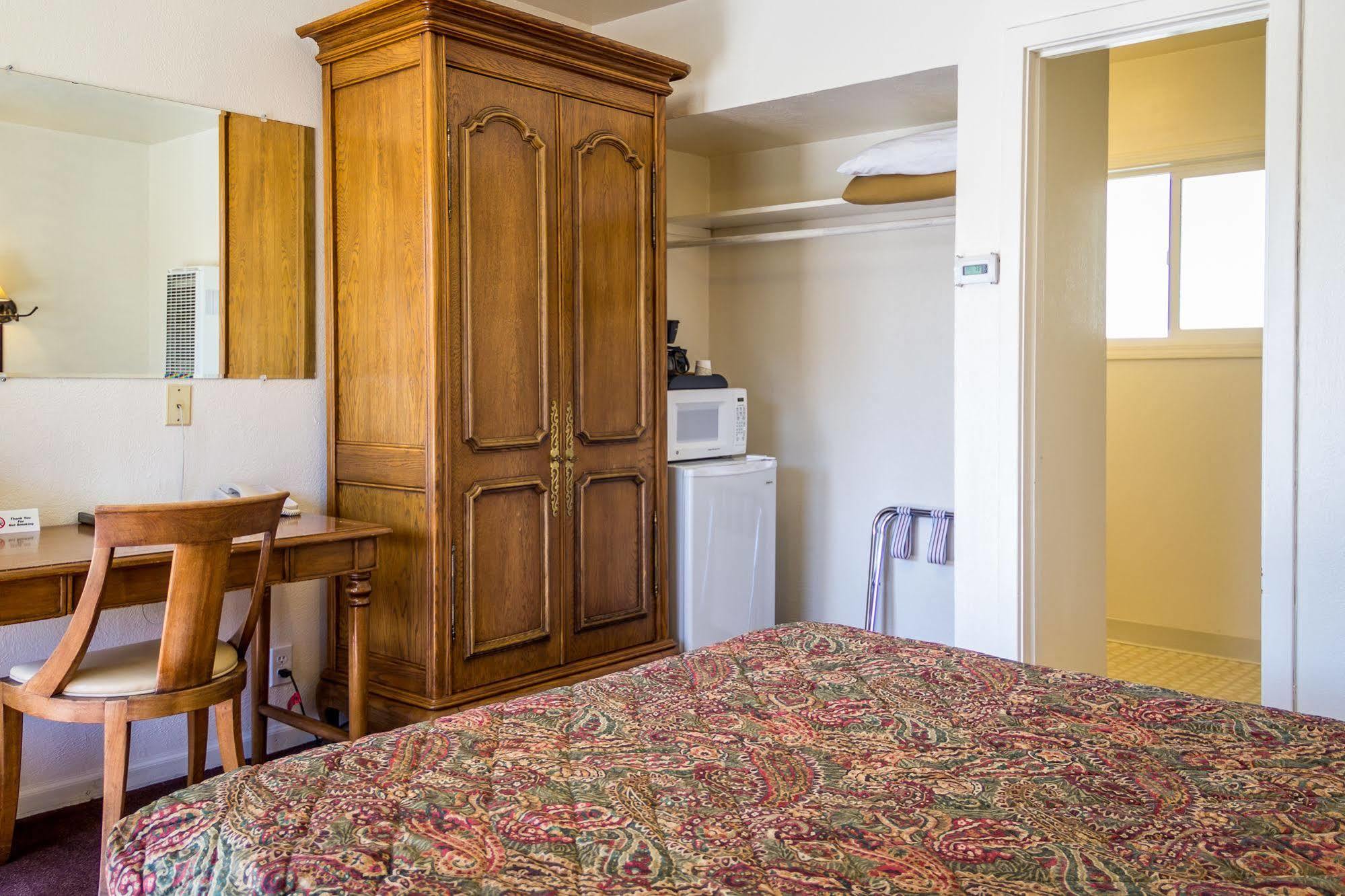 Burney Charm Motel & Suites מראה חיצוני תמונה