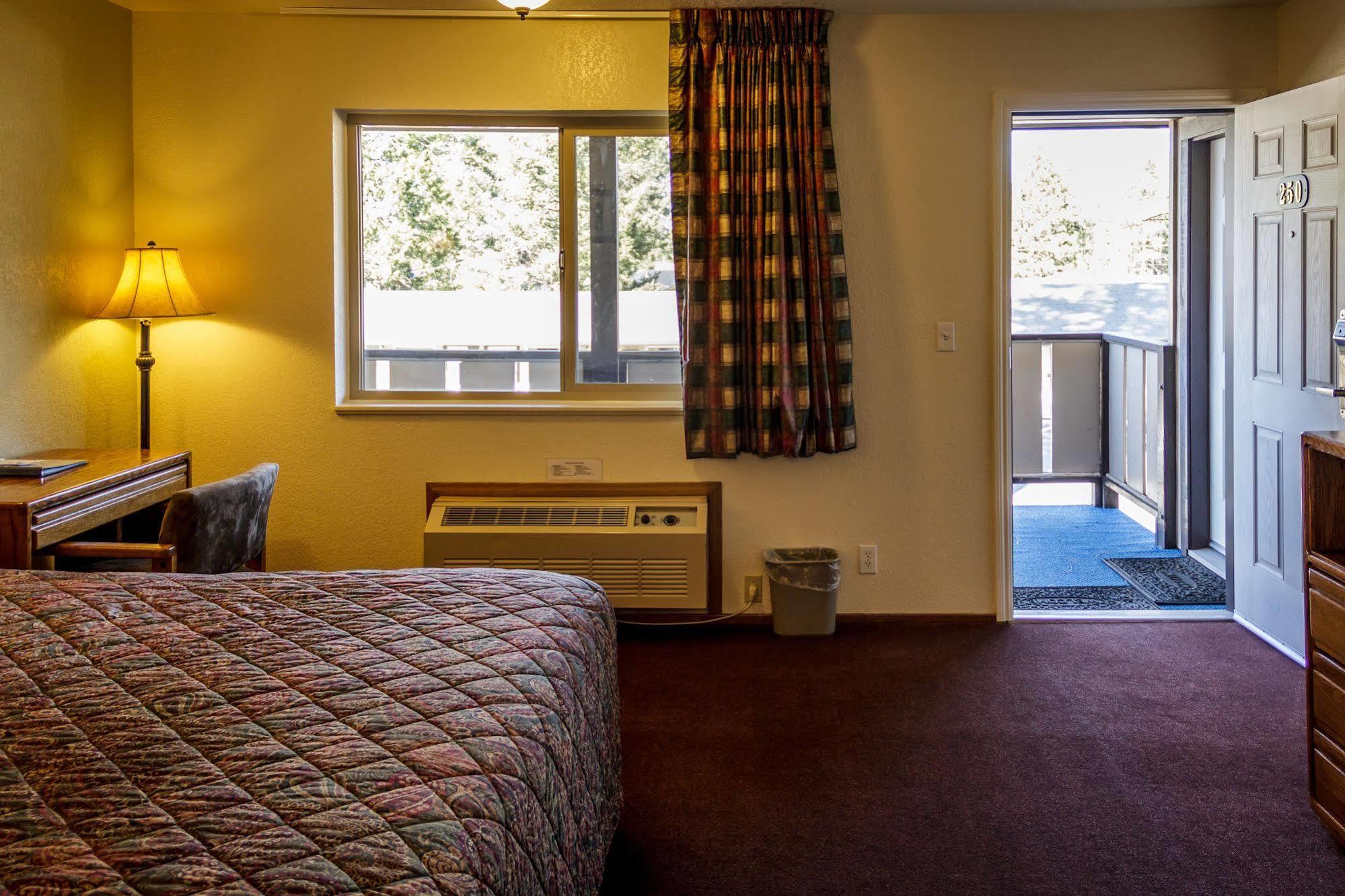 Burney Charm Motel & Suites מראה חיצוני תמונה