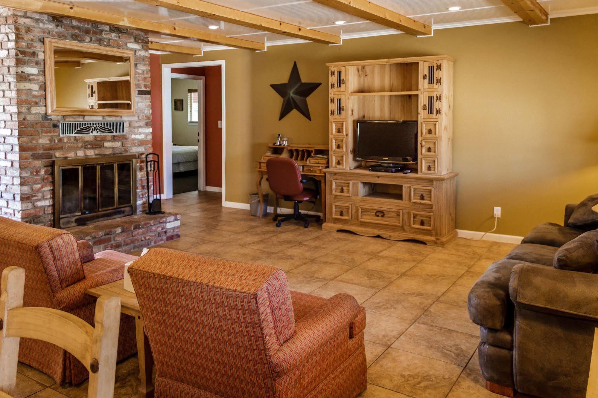 Burney Charm Motel & Suites מראה חיצוני תמונה