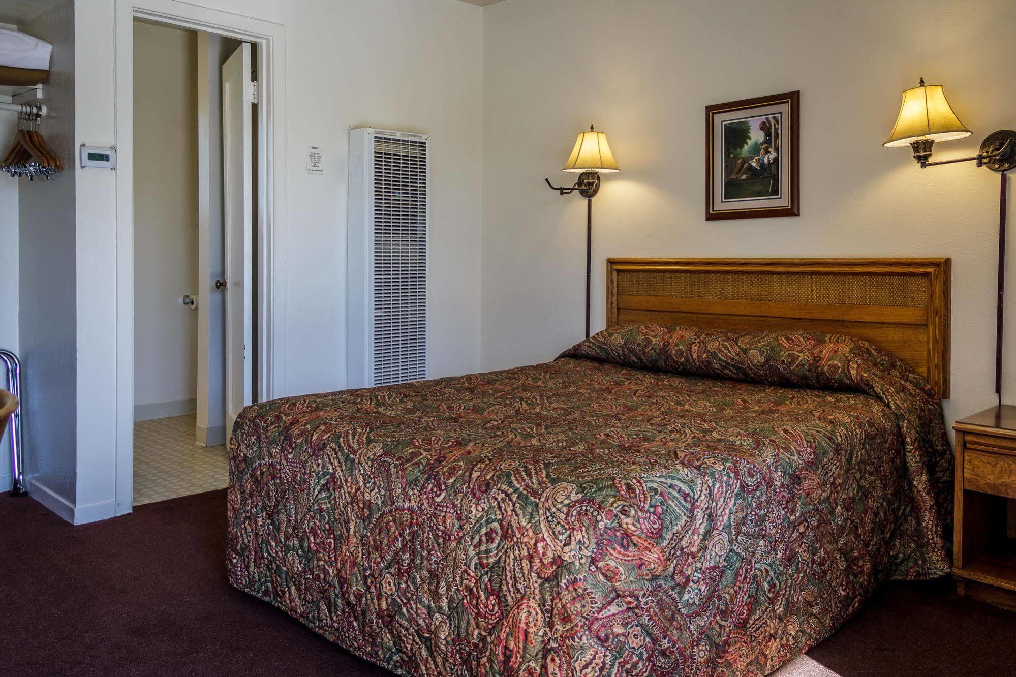Burney Charm Motel & Suites מראה חיצוני תמונה